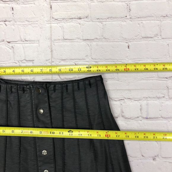 Free People Women Faux Leather Snap Button Mini Skirt Size 2 Black M122 -28 - Picture 3 of 15